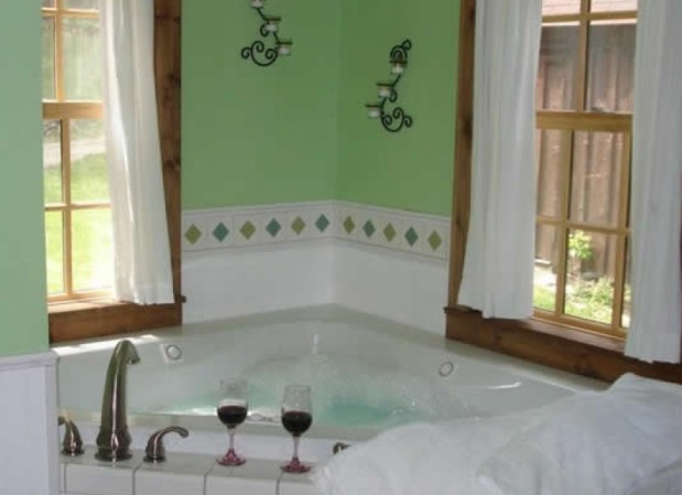 We make it easy to find romantic getaways in&nbsp;NY