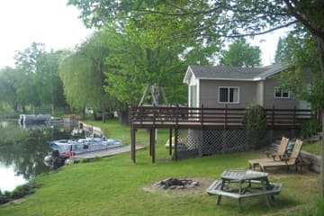 Ron's Quality Waterfront Cottages — Island View Cottage
