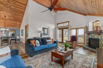 Doorway Travel — Lakefront, Grill, Water toys, Sleeps 6