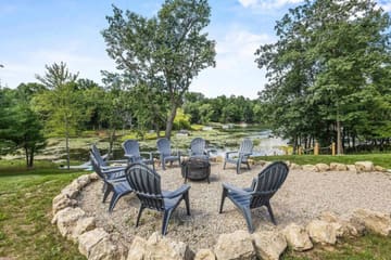 Doorway Travel — Lake Front! Firepit! Private Dock! Water Toys!