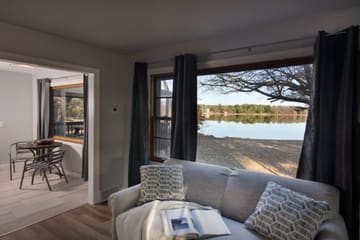Delton Oaks Resort — Lakeside 14-Person Villa III