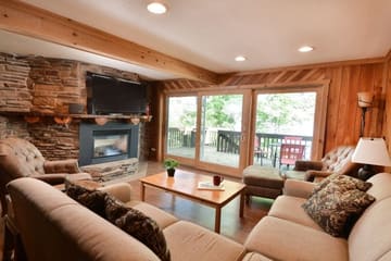 Delton Oaks Resort — Lakeside 20-Person Villa 4