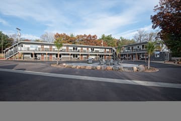 Delton Oaks Resort — Newly Renovated Lodge Rooms