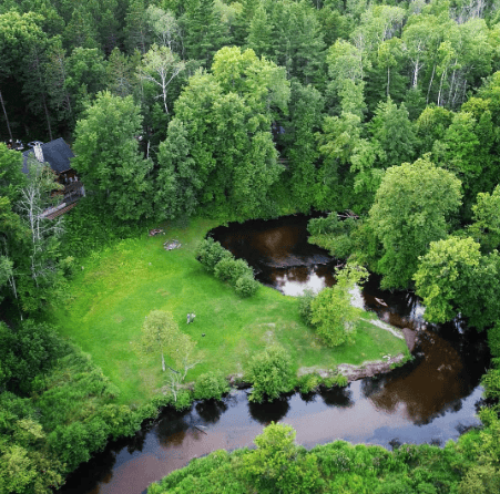 One Big Lodge, One Long Table, and the Pine River Outside! Edgetts Lodge in Luther, MI has been a Listing Partner on RentMichiganCabins.com since&nbsp;2019!